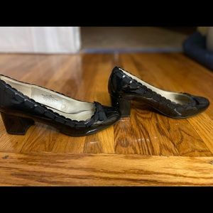 Round toe patent pump